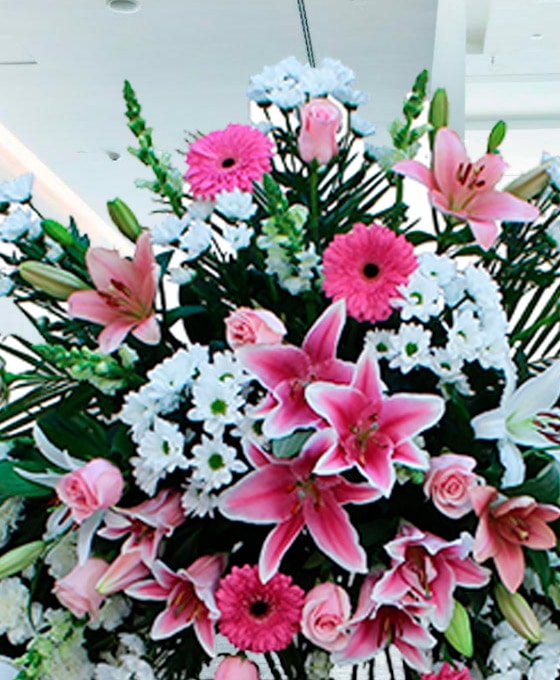 Corona de claveles rosados para funeral